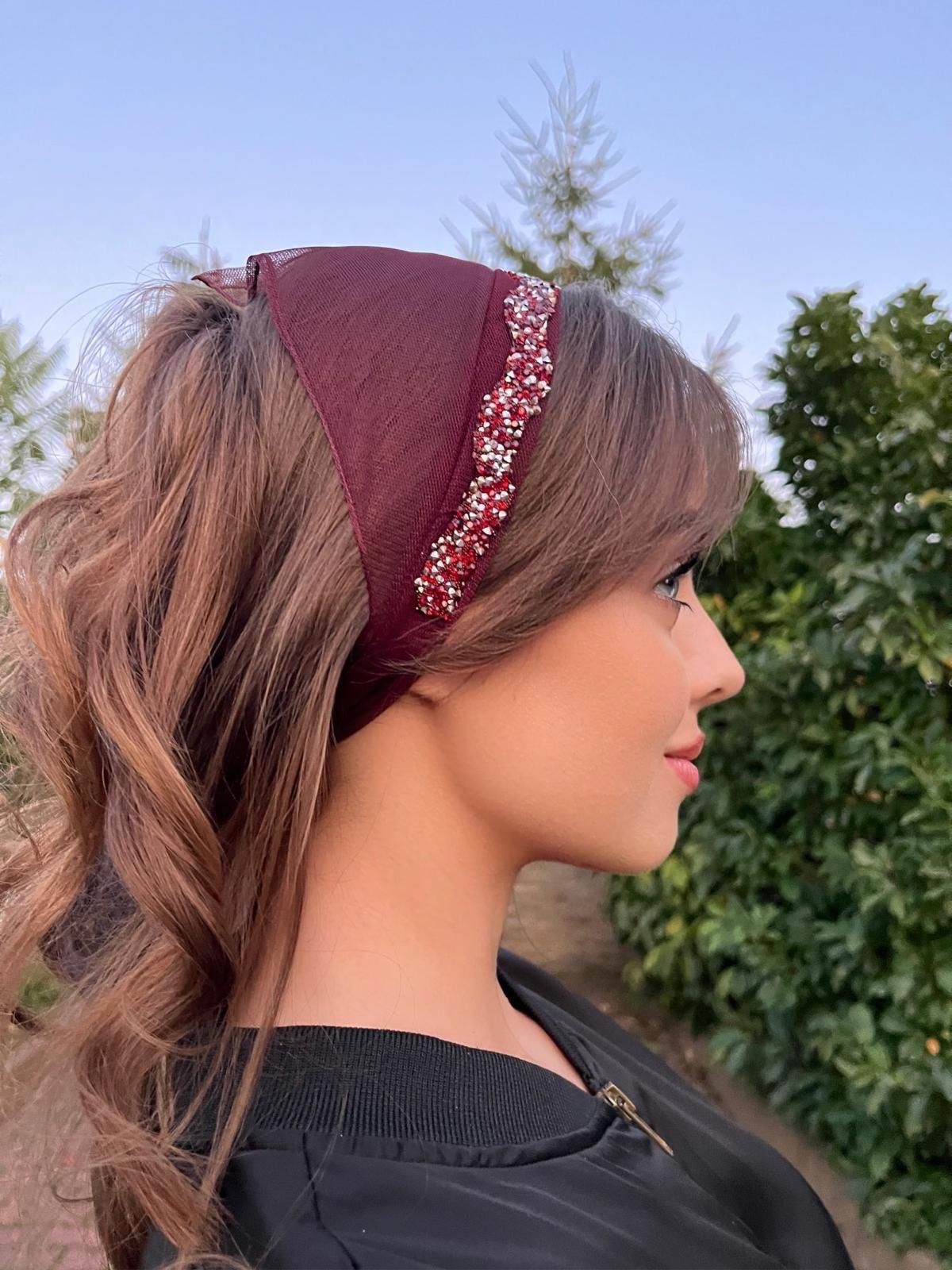 Batic din tul - Visiniu cu accesoriu din pietre argintii si rosii